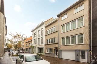 <p>In een charmante straat in het bruisende centrum van Antwerpen vind je dit gelijkvloers appartement met koer en berging, ideaal voor wie rustig wil wonen op wandelafstand van winkels, horeca, openbaar vervoer en het stadspark.</p><p>Het appartement vraagt een opfrissing of lichte renovatie, maar biedt veel potentieel dankzij de logische indeling en de buitenruimte — een echte troef in deze centrale ligging.</p><p>Je betreedt het pand via de inkomhal met vestiaire. Aan de voorzijde ligt de slaapkamer met natuurlijke lichtinval. De woonkamer met eethoek vormt het gezellige hart van de woning. Achteraan bevinden zich de keuken en badkamer, die aansluiten op de stadskoer met berging — ideaal om fietsen te stallen of als extra opslagplaats.</p><p>Een kelder biedt bijkomende bergruimte.</p><p>Met wat creativiteit en afwerking maak je van dit appartement een sfeervolle stadsstek met karakter, op een toplocatie in Antwerpen.</p><p>EPC F naar C: Muur langs buiten en kelder plafond isoleren kost ongeveer €300/m2, totaal €15.000 en men bekomt label C. </p><p>📞 Interesse? Neem contact op via 03 646 66 55 of info@sinjoor.be voor meer informatie of een bezoek.</p>