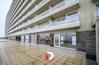 Deze gelijkvloerse handels-/kantoorruimte is gelegen op de Zeedijk te Middelkerke, en heeft een oppervlakte van ca. 104m². Deze...