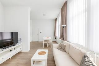 Bent u opzoek naar een<strong> opbrengsteigendom</strong> in Gent? Dan is dit pand, onderverdeeld in <strong>een handelspand </strong>en<strong> 2 appartementen </strong>mogelijk iets voor u.<br /><br />Het pand is gelegen langs de <strong>Rooigemlaan in Gent</strong>. Dankzij de grote hoeveelheid aan winkels, scholen en andere faciliteiten in de buurt zorgt dit voor een levendige buurt. Verder is dit pand heel <strong>vlot bereikbaar</strong> via het openbaar vervoer en ook gelegen nabij invalswegen. <br /><br />De twee appartementen hebben een <strong>aparte inkom via Biezenstuk 147</strong> en zijn genummerd met bus 101 en 201. In <strong>2022 zijn beide appartementen volledig gerenoveerd</strong>. Het volledige pand werd gestript en <strong>volledig vernieuwd</strong>, inclusief alle ramen en het dak. Het handelspand op het gelijkvloers is toen niet mee gerenoveerd.<br /><br />Deze opbrengsteigendom heeft volgende onderverdeling:
<ul>
<li><span>Gelijkvloers: Handelspand (Rooigemlaan 416) met aparte inkom en een oppervlakte van <strong>65m²</strong></span></li>
<li><span>1<sup>ste</sup> verdiep: appartement (Biezenstuk 147 bus101) met een bewoonbare oppervlakte van <strong>61m²</strong>.</span></li>
<li><span>2<sup>de</sup> verdiep: appartement (Biezenstuk 147 bus201) met een bewoonbare oppervlakte van <strong>61m²</strong>.</span></li>
</ul>
Technische informatie:
<ul>
<li><span>Elektrische installaties van beide appartementen zijn conform (keuring 2022). Keuring handelspand opnieuw aan te vragen.</span></li>
<li><span>EPC scores zijn Label D, C en D.</span></li>
</ul>
Beide <strong>appartementen zijn verhuurd aan €875/maand (per appartement)</strong>. Het handelspand is momenteel vrij van gebruik.<br /><br />Wenst u deze opbrengsteigendom te komen verkennen? Aarzel niet om contact op te nemen met Theo Wyseur via theo@convas.be of via het nummer 0493 30 43 82.