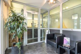 Ben je op zoek naar een instapklare kantoorruimte voor jouw onderneming of vrij beroep? Deze ruimte van 82m² biedt alles om meteen van start te...