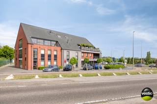 Stijlvol gerenoveerd appartement met royaal terras in Bilzen.Ontdek dit hedendaags en volledig vernieuwd appartement, gelegen op een toplocatie in...