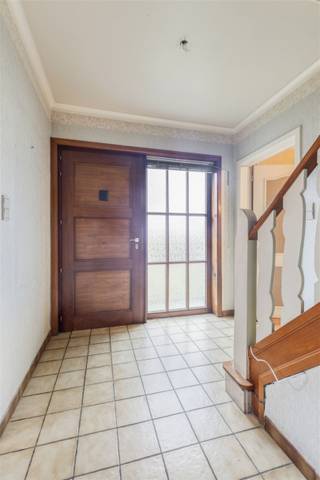 Te renoveren statige woning op een topligging in BevereDeze ruime en degelijk gebouwde woning bevindt zich op een gunstige en rustige locatie in de...