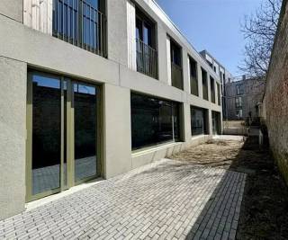 Kantoren/commerciële ruimtes te koop op de Brusselsesteenweg 106 in Tervueren, op de oude site van de Gito School. <br /><br />De eenheden worden casco geleverd, wat betekent dat u de vrijheid heeft om de ruimte naar eigen wens in te richten en aan te passen aan de behoeften van uw bedrijf. Dit biedt een geweldige mogelijkheid om een ruimte te creëren die perfect aansluit bij uw specifieke bedrijfsactiviteiten.<br /><br />De Brusselsesteenweg is een drukke verkeersader en biedt uitstekende zichtbaarheid en bereikbaarheid voor uw bedrijf. De site is gemakkelijk bereikbaar met het openbaar vervoer met een bushalte op 3 min wandelafstand, maar ook met de wagen met de ring van Brussel (R0) op 5 min.<br />Bovendien bevindt de locatie zich in de nabijheid van andere praktische voorzieningen, waardoor er een constante stroom van potentiële klanten en zakelijke kansen aanwezig is.<br />Parking unit: 36.500 €.