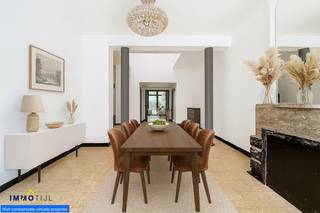 Deze unieke woning beschikt op het gelijkvloers over een inkomhal, een ruime woonkamer met eetplaats, een gezellige zithoek (ook ideaal als bureau...