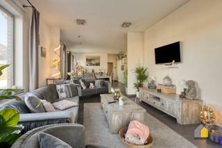 OMSCHRIJVING:- GELIJKVLOERS: Ruime woonkamer (12 x 5,36 m) met veel lichtinval dankzij de grote raampartijen en hoge plafonds, open, ingerichte...