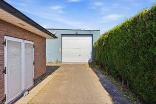 <br />Deze ruime loods van 510 m² is gelegen in de Korenveldstraat 50 te Wondelgem en geniet een vlotte bereikbaarheid richting Gent en de omliggende gemeenten.<br /><br />Dankzij de royale oppervlakte biedt de loods tal van mogelijkheden voor opslag, werkruimte of professionele activiteiten, afhankelijk van de geldende bestemming en voorschriften.<br /><br />De combinatie van ruimte, bereikbaarheid en ligging maakt dit een interessante uitvalsbasis voor ondernemers, zelfstandigen en bedrijven.<br /><br /><strong>Absolute pluspunten</strong>
<ul>
<li>+ 510 m² oppervlakte</li>
<li>Vlotte ligging nabij Gent</li>
<li>Geschikt voor opslag of werkruimte</li>
<li>Veelzijdige mogelijkheden</li>
<li>Goed bereikbaar</li>
</ul>
Voor meer informatie of een bezoekmoment: <strong>info@oko.immo </strong>of <strong>0484 14 96 86.</strong>