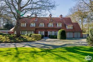 Villa “De Bunt”, een tijdloze villa, top gelegen aan de Golf van Kapellenbos op een zuid gericht perceel van ca. 1 hectare, de villa omvat...