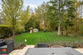 Op een uitstekende locatie te Heist-op-den-Berg bevindt zich deze leuke deels gerenoveerde woning op een perceel van 1200 m². U geniet hier van...