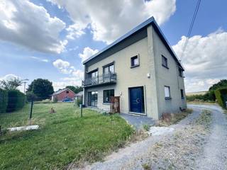 Gelegen nabij alle voorzieningen in de deelgemeente Willemeau, biedt deze ruime vrijstaande woning alle comfort en een aangename leefomgeving...
