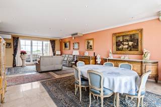 Dit tof, instapklaar dakappartement is gelegen op de 7e verdieping van een appartementsgebouw in een residentiële wijk in Deurne. Winkels, scholen en het openbaar vervoer zijn allemaal in de directe omgeving terug te vinden. Bovendien heeft het een ideale verbinding met de snelweg en alle belangrijke uitvalswegen. Ook het nabijgelegen Rivierenhof vormt absoluut een troef. U komt het appartement binnen via de trap of de lift in een centrale inkomhal die het woon- en slaapgedeelte met elkaar verbindt. Een handige ingemaakte vestiairekast is hier aanwezig. Vanuit de inkomhal komt u in de bijzonder ruime en lichte woonkamer met volledig geïnstalleerde, open keuken. Daglicht valt binnen via de kamerhoge ramen aan weerszijden. Verder telt het appartement nog 2 volwaardige slaapkamers, een wasplaats, een apart toilet en een badkamer met hoekbad met streamers, douche, toilet en wastafel met meubel. Het gigantische terras loopt rondom het appartement en is zowel toegankelijk via een kamerhoog raam in de woonkamer, de keuken en de master-bedroom. U zal hier ongetwijfeld de hele dag van het zonnetje en de buitenlucht kunnen genieten. Aangezien het appartement gesitueerd is op de bovenste verdieping profiteert u hier bovendien van een fantastisch uitzicht over de stad. Het terras werd verder nog uitgerust met een zonnewering en een buitenkraantje. Verder hoort er bij het appartement nog een privatieve garagebox, gelegen in de kelderverdieping. Ook deze is bijzonder ruim. U vindt er naast plek voor uw wagen nog flink wat extra opbergruimte. Er is een lift aanwezig in het gebouw - Gem.kosten: €238/maand (inclusief: privé gebruik water, syndicus, elektriciteit gem. delen, onderhoud voortuin, reserve kapitaal, blokpolis, schoonmaak gem. delen en onderhoud lift)