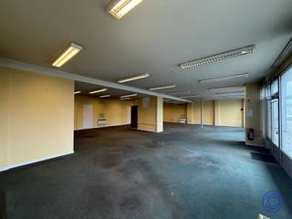 Informatie kantoorruimte:Deze kantoor- of handelsruimte van ca. 240 m² biedt tal van mogelijkheden en is ideaal gelegen voor bedrijven die belang...