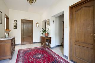<p>Cette villa de caractère avec 5 chambres est idéalement située dans un environnement résidentiel et verdoyant à proximité de Genk et du ZOL. La propriété séduit par son style rétro authentique, ses beaux volumes et son agencement fonctionnel, offrant un cadre de vie agréable et confortable.</p><p>Dès votre arrivée, l’architecture intemporelle de la maison attire le regard. Les espaces de vie spacieux profitent d’une belle luminosité naturelle grâce aux larges ouvertures qui créent une agréable connexion avec l’extérieur et renforcent la sensation d’espace dans toute l’habitation.</p><p>Le séjour constitue le cœur de la maison et offre un cadre convivial pour partager des moments en famille ou entre amis. L’agencement intérieur laisse également de nombreuses possibilités de personnalisation ou de rénovation selon vos goûts et vos envies. La cuisine, idéalement située, communique harmonieusement avec les autres espaces de vie.</p><p>Avec ses cinq chambres complètes, cette villa offre une grande flexibilité d’utilisation. Les pièces supplémentaires peuvent être aménagées en bureau, salle de loisirs, dressing ou chambre d’amis selon vos besoins. La disposition pratique de la maison garantit un confort de vie appréciable au quotidien.</p><p>Le garage intégré apporte un confort supplémentaire ainsi qu’un espace de rangement pratique. Plusieurs espaces fonctionnels viennent compléter l’ensemble pour faciliter l’organisation de la vie familiale.</p><p>À l’extérieur, vous profitez d’un environnement calme et verdoyant où intimité et sérénité sont au rendez-vous. La proximité de Genk permet un accès rapide aux commerces, écoles, restaurants et principaux axes routiers. Le ZOL se situe également à courte distance, renforçant encore l’attractivité de cette localisation.</p><p>Cette villa représente une belle opportunité pour les amateurs de propriétés de caractère avec du potentiel dans un environnement recherché près de Genk. Venez découvrir les nombreuses possibilités qu’offre cette habitation lors d’une visite.</p>