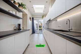 Op een uiterst gunstige ligging, vlak bij belangrijke invalswegen en op wandel- en fietsafstand van het bruisende centrum van Roeselare, bevindt zich deze gezellige stadswoning.<br /><br />Op het gelijkvloers vinden we een uitnodigende inkomhal die toegang geeft tot de warme leefruimte, uitgerust met een sfeervolle houtkachel. Aansluitend ligt de vernieuwde, volledig geïnstalleerde keuken, waar recent nieuwe lichtkoepels werden geplaatst. Deze brengen overvloedig daglicht binnen en zijn uitgerust met zonnewering, waardoor de woning tijdens de zomermaanden aangenaam koel blijft. Verder beschikt het gelijkvloers over een praktische berging, een afzonderlijk toilet en een badkamer.<br /><br />De bovenverdieping biedt drie volwaardige slaapkamers. Via de derde slaapkamer bereikt u via een vaste trap de zolder, die perfect dienst kan doen als extra opslagruimte of als mogelijke uitbreidingsruimte.<br /><br />De woning vraagt hier en daar nog enkele opfrissingswerken, maar dankzij het EPC-label D geldt er geen renovatieverplichting.<br /><br />Buiten geniet je van een gezellige stadstuin met aangelegd terras. De tuin heeft de hele dag zon. Een handige tuinberging maakt het geheel compleet.<br /><br />Kortom: een woning met potentieel, een uitstekende ligging en een warme, huiselijke sfeer. Ideaal voor wie op zoek is naar een betaalbare woning in Roeselare!<br /><br />Deze woning wordt verkocht aan een startprijs van €199.000. Elk bod boven deze startprijs wordt voorgelegd aan de verkoper(s).<br /><br />Voor meer informatie of een bezoek, contacteer ons via axel@immofrancois.be of 0471/45.29.95.<br /><br />