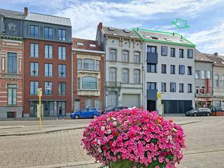 Dit fris en instapklaar appartement is vernieuwd in 2013. Het situeert zich op de 4de verdieping (bereikbaar met lift tot op de 3de verdieping) met als gevolg een weidser uitzicht en veel lichtinval. De indeling: Je komt er binnen in een gezellige en lichte leefruimte met een deels geïnstalleerde open keuken grenzend aan een zuid gericht terras met weids uitzicht. Aansluitend is er een relatief ruime wasplaats/berging en bovendien beschikt dit appartement over een grote extra berging/zolderruimte. De badkamer is ingericht met douche, toilet en wastafel in meubel. Er bevindt zich één voldoende ruime slaapkamer. Velux met verduistering en airco. <br />De ligging is ideaal, vlak bij het station van Lier met rechtstreekse verbindingen naar veel grootsteden in Vlaanderen. Ook andere types openbaar vervoer zijn logischerwijs binnen handbereik. Bovendien bevinden zich alle faciliteiten die de stad te bieden heeft op wandelafstand. De fietsostrade ligt er vlakbij. Voor uw auto is er steeds parkeergelegenheid beschikbaar op de algemene parking van het station (met een bewonerskaart). Dit appartement kan naast een goede startwoonplaats ook een waardevolle investering zijn door de perfecte combinatie van ligging en comfort. Stedenbouwkundige inlichtingen in aanvraag.