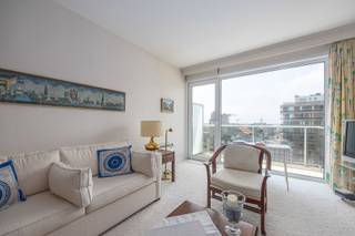 <strong>Residentie WEST-END</strong> : Instapklaar en volledig gemeubeld 2-slaapkamerappartement op de 7de verdieping, uitstekend gelegen op het Rauschenbergplein in het hart van Westende-Bad. Het appartement beschikt over een grote inkomhal, lichtrijke leefruimte met zeezicht, zonnig terras met zonnetent, ingerichte keuken, 2 slaapkamers, badkamer met ligbad/douche en een apart toilet. Nieuwe PVC-raam in de living, dubbelglas, terras met berging aan de slaapkamers, fietsenberging in de residentie en mogelijkheid tot aankoop van een garage onder het Rauschenbergplein. Elektrische verwarming.