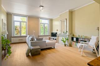 <p><span>Royaal karakterappartement met zicht op de Zoo<br /><br />Op de tweede verdieping van een statige meesterwoning bevindt zich dit bijzonder ruime appartement met een terras van ca. 18 m², voorzien van een zonnetent. Het meer dan 100 jaar oude pand dat vroeger dienstdeed als schrijnwerkerij, ademt nog steeds karakter en combineert dit vandaag met een uitzonderlijk gevoel van ruimte en comfort. </span><span>De plafonds van ruim 3 meter hoog, de eiken parketvloer en de grote raampartijen aan zowel de voor- als achterzijde versterken het authentieke karakter. Tegelijk zorgen de vele ramen voor een overvloed aan natuurlijk licht en een aangename, open sfeer doorheen het appartement.</span></p>
<p><span>Via de inkomhal komt u binnen in de ruime leefruimte, waar de hoge plafonds en royale afmetingen meteen voor een aangenaam ruimtegevoel zorgen. Aansluitend bevindt zich de afzonderlijke keuken die zowel vanuit de leefruimte als rechtstreeks vanuit de inkomhal toegankelijk is. </span><span>Aan de rustige achterzijde bevinden zich twee volwaardige slaapkamers. Het appartement is verder uitgerust met screens en stores, een alarmcentrale en afzonderlijke meters voor water en gas. Ook het dak van het gebouw werd recent in november 2025 volledig gerenoveerd.</span></p>
<p><span>De Ommeganckstraat geniet van een uiterst centrale ligging, recht tegenover de Zoo van Antwerpen en op wandelafstand van het Centraal Station. De Keyserlei, Meir en het bruisende stadscentrum met zijn vele winkels, restaurants en cafés liggen vlakbij. Ook qua bereikbaarheid zit u hier uitstekend, met tal van tram- en busverbindingen en het Centraal Station om de hoek.<br /><br /></span><span><strong>Bijzonderheden:</strong><br />- Asbestveilig<br />- Privatieve kelderberging<br />- Parkeerplaats mee aan te kopen voor € 40.000<br /></span></p>