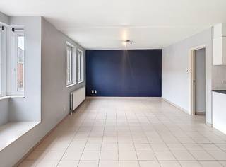 <strong>🔑 Indeling:</strong><br /><br />🚪<strong> Inkomhal</strong><br />🛋️ Lichtrijke <strong>woonkamer</strong><br />🍳 Volledig <strong>uitgeruste keuken</strong> met ingebouwde toestellen<br />🛏️ <strong>2 slaapkamers</strong><br />🛁 <strong>Badkamer </strong>met <strong>ligbad</strong><br />🚽 <strong>Apart toilet</strong><br />📦 Praktische <strong>berging</strong><br /><br />☀️ Gezellig terras <br /><br /><strong>🚗 Extra troeven:</strong><br />🔥 Verwarming op aardgas<br />🚘 Private garagebox inbegrepen<br /><br />💶 Voorschot gemeenschappelijke kosten: €35/maand<br /> 