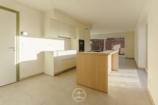 LIGGINGDit nieuwbouwproject langs de Cooppallaan, vlakbij het centrum van Wetteren, biedt 9 energiezuinige woningen in een hedendaagse architecturale...