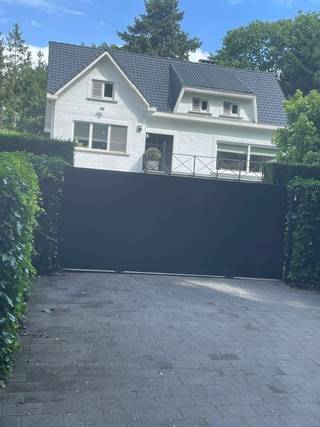 Stijlvolle instapklare villa te Aarschot<br /><br />Villa in Franse stijl op 15 are in een zeer rustige doodlopende straat met volledig zicht op een prachtige natuur. Hier geniet u van volledige privacy en rust, toch kortbij station, winkels, ziekenhuis, openbaar vervoer en de E314 op slechts enkele minuten te bereiken.<br />Met een bewoonbare oppervlakte van 312 m² biedt deze gerenoveerde woning een unieke combinatie van ruimte, licht en comfort. De royale leefruimtes, grote raampartijen en het open zicht op de omliggende natuur zorgen voor een uitzonderlijk vakantiegevoel.<br />De villa beschikt over een ruime leefruimte, grote keuken, afzonderlijke tv-hoek, een bureauruimte van 40 m2 ideaal voor thuiswerk of vrij beroep, drie volwaardige slaapkamers, meerdere dressings, een zolder en volledig onderkelderd.Zolder kan nog als hobbykamer .<br />Buiten vormen de 3 ruime terrassen in arduin, het verwarmde en overdekte zwembad met het sfeervolle badhuis de ideale setting om te ontspannen, te genieten van het groen of gasten in stijl te ontvangen.<br />Een unieke eigendom waar rust, ruimte, privacy en levenskwaliteit samenkomen. De perfecte gezinswoning voor wie exclusief wil wonen in een groene omgeving, zonder in te boeten aan bereikbaarheid en comfort.<br /><br />Troeven:<br /><br />- 312 m² bewoonbare oppervlakte.<br />- Perceel van 15 are<br />- Volledig gerenoveerd en instapklaar.<br />- Nieuwe ramen (2026).<br />- Living heeft een zeer aparte indeling waardoor er 2 zithoeken aanwezig zijn.<br />- Heel veel opbergruimte, mooie ingemaakte kasten.<br />- Beneden kan een bijkomende kamer gemaakt worden naast de 2de badkamer.<br />- Verwarmd en overdekt zwembad ( dek zwembad is pas nieuw),automatische besturing.<br />- De woning heeft 3 ruime aaneensluitende terrassen volledig in arduin rondom de woning.<br />- Gezellig badhuis met verwarming.<br />- Volledig onderkelderd.<br />- De zolder kan nog tot een hobbykamer omgevormd worden.<br />- Garage+ruime parkeergelegenheid, 400 volt aanwezig.<br />- aangelegde tuin, helemaal omheind en volledig aangelegde parking.<br />- Gastank<br />