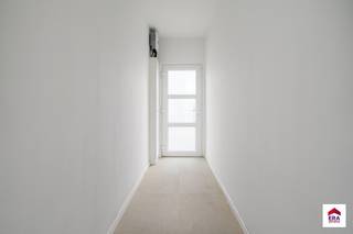 Bent u op zoek naar een instapklare en energiezuinige woning met hedendaagse afwerking én ruimte? Dan is deze volledig gerenoveerde woning met...