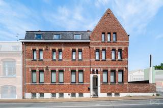 We Invest vous présente une propriété hors du commun, située dans un cadre verdoyant sur une parcelle de plus de 25 ares. Anciennement école...
