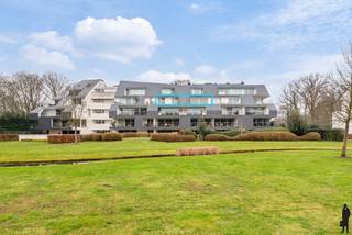 <strong>Luxueus appartement, in een uniek parkdomein Berkendael te Brasschaat!</strong><br /><br /><strong>Een volledig uitgeruste wellness ruimte op het domein inclusief fitness, indoor verwarmd zwembad, sauna en hamman, en daarnaast een stijlvolle relaxruimte met open haard en een exclusief clubhouse voor bewoners. Een oase van rust en luxe!</strong><br /><br /><strong>Het domein is gelegen aan de rand van het Peerdsbos, recreatiefaciliteiten en op een steenworp van het bruisende centrum van Brasschaat!</strong><br /><br /><strong>Indeling:</strong><br />- Een inkomhal met ingemaakte kasten voor extra opgbergruimte<br />- Een riante woonkamer op parketvloer, voorzien van schuiframen die toegang geven tot een royaal terras <br />- Een moderne open keuken met gootsteen en Miele inbouwtoestellen waaronder, koelkast, vriezer, inductiekookvuur, oven -en microgolfoven,... en toegang naar achterliggend terras aan de achterzijde<br />- Een nachthal met nachttoilet en separaat handenwasser<br />- Een eerste slaapkamer met aansluiting voor wasapparatuur en eveneens toegang naar het terras aan de voorzijde<br />- Een tweede volwaardige slaapkamer met ingebouwkasten en toegang naar eigen terras<br />- Een badkamer met inloopdouche, lavabo en toilet<br />- Een praktische berging met technische installatie<br /><br /><strong>Algemeen:</strong><br />- Gasverwarming via vloerverwarming en radiatoren<br />- Een ondergrondse garagebox, € 30.000,- verplicht bij aan te kopen<br />- Recent bouwjaar (2015)<br />- Ruime infrastructuur: brede inkomhallen en grote liften<br />- Afgewerkt met kwaliteitsmaterialen<br />- Ruime parkeergelegenheid op het domein zelf<br /><br />De gemeenschappelijke onkosten bedragen 868<span> </span>EUR per maand met INBEGRIP van:<br />- privatief verbruik gas = 11 EUR / maand<br />- privatief verbruik warm water = 15 EUR/maand