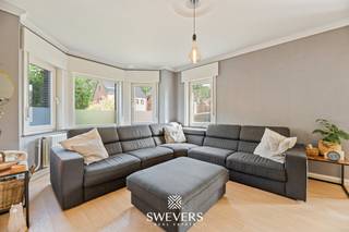Voor meer info en foto’s, surf naar www.swevers.be – Deze instapklare halfopen bebouwing aan de Tervantstraat 188 B in Beringen biedt een mooie combinatie van ruimte, comfort en een gunstige ligging. De woning werd gebouwd in 1954 en beschikt over een bewoonbare oppervlakte van 181 m² op een perceel van 541 m² met zuidoostelijke oriëntatie. Op het gelijkvloers komt u binnen via de inkomhal met trap naar de verdieping. De gezellige woonkamer van 15,60 m² geniet dankzij de erker van een aangename lichtinval. Aansluitend bevindt zich de eetkamer, centraal in de woning, met achteraan de ruime keuken van 18,26 m². Verder zijn er een praktische berging, badkamer en een apart gastentoilet aanwezig. De eerste verdieping telt twee ruime slaapkamers van 16,51 m² en 15,60 m², samen met de hobbyruimte of dressing. De zolderverdieping van 25 m² is ingericht als derde volwaardige slaapkamer, maar kan ook dienen als bureau, hobbykamer of polyvalente ruimte. Daarnaast beschikt de woning over een kelder van 5 m². Ook buiten is het aangenaam vertoeven. Het zonnige perceel biedt ruimte voor een gezellige tuin, speelruimte of ontspanningsplek. De aanwezige buitenberging zorgt voor extra comfort en bergruimte voor fietsen of materiaal. De ligging is bijzonder praktisch: winkels, openbaar vervoer, restaurants, scholen, ontspanning en de snelweg zijn vlot bereikbaar. Een ideale woning voor gezinnen, koppels of wie wonen en werken wil combineren. Voor meer informatie, bel 011 255 155. Bron bewoonbare oppervlakte: EPC – verslag.