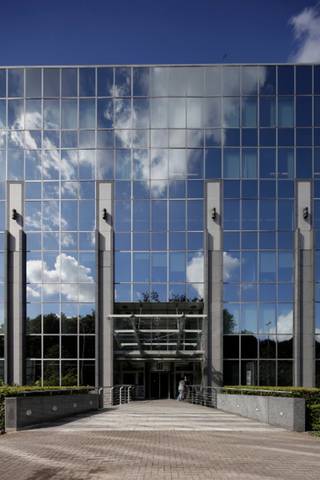 Plaine 17 Building is een indrukwekkend kantoorgebouw dat functionele en efficiënte werkruimte biedt. Het gebouw is zelfvoorzienend met een receptie en een uitstekende parkeerverhouding. Gemakkelijk bereikbaar met het openbaar vervoer (station Etterbeek + metro Delta) en met de auto (nabij E411, richting Namen, Luxemburg).<br />Oppervlakte: 1.332 m²<br />Binnenparking: 1.400 €/plaats/jaar (exclusief belastingen 330 €/plaats/jaar)<br />Archief: 75 €/m²/jaar (exclusief belastingen 17 €/m²/jaar)