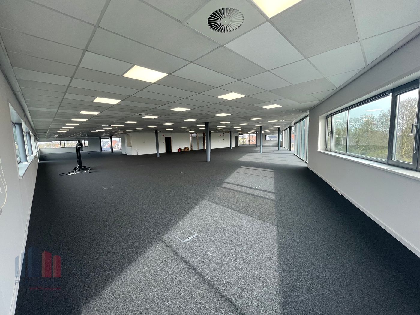 570 m² open space kantoren te huur mét visibiliteit van de E40 - foto 3