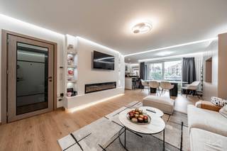 <p><span>We Invest heeft het genoegen u dit PRACHTIGE ‘instapklare’ appartement voor te stellen. De wijk (‘Bon Pasteur’) behoeft geen introductie meer en behoort tot de meest gegeerde van de noordelijke gemeenten van Brussel, dankzij de uitstekende bereikbaarheid, de nabijheid van voorzieningen en de verschillende groene ruimtes op wandelafstand.</span></p>
<p><span>Het appartement bevindt zich op de 1ste verdieping van een goed beheerde mede-eigendom. De lasten zijn er laag. Het heeft een oppervlakte van ±93 m² volgens het EPB-attest en is als volgt ingedeeld: inkomhal, toilet, lichtrijke woonkamer met twee eetruimtes, volledig uitgeruste keuken, wasruimte, overdekt terras georiënteerd op het ZUIDEN, nachthal, douchekamer en twee slaapkamers.</span></p>
<p><span>Het pand werd volledig gerenoveerd in 2026: wandcondensatieketel VAILLANT, verlaagd plafond, nieuwe parketvloer, nieuwe raamkozijnen, nieuwe douchekamer, op maat gemaakte inbouwmeubelen, ... de lijst is niet limitatief.</span></p>
<p><span>Een kelder en een parkeerplaats (+25.000) aan de voet van de lift vervolledigen dit pand. Op energetisch vlak behaalt het pand een uitzonderlijke score van 95 kWh/(m².jaar), oftewel een EPB B! Elektriciteit conform.</span></p>
<p><span>Info en bezoeken: </span><span>maxime.l@weinvest.be</span><span> - 02 315 77 22</span></p>