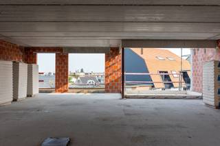 Residentie Ace is gelegen in het bruisende centrum van Wenduine, op een steenworp afstand van winkels, openbaar vervoer, tennis & minigolf en slechts 400 meter van het strand van Wenduine. Het project omvat 6 royale appartementen met een bewoonbare oppervlakte van 107 – 137 m2 en met prachtige terrassen. Hier heb je de keuze uit 2 - en 3 slaapkamerappartementen. Momenteel kan je hier nog genieten van het tijdelijk verlaagde BTW-tarief van 6%!
Uniek aan het project is niet alleen de doordachte architectuur, maar ook de nadruk op kwaliteit en duurzaamheid. Het streven naar alle nodige comfort gaat hand in hand met hoogwaardige afwerkingen en grote raampartijen die zorgen voor een lichtrijk gevoel, het hele jaar door. Deze energiezuinige bouw is niet alleen ecologisch verantwoord, maar ook duurzaam, met E-peilen lager dan E40. Zo opteert men bijvoorbeeld voor vloerverwarming gekoppeld aan geothermie, waardoor je geniet van een aangenaam en efficiënt woonklimaat. Tevens is er de mogelijkheid tot aanschaffen van een individuele berging en/of autostaanplaats.
Wens je meer informatie over Ace in het centrum van Wenduine? Contacteer ons via 050 70 81 74 of hello@keyimmo.be.