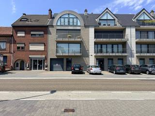<strong>Dit appartement is beschikbaar vanaf 1 oktober 2026! <br />Incl. 2 parkeerplaatsen!<br />Vaste kosten: € 75,00 / maand</strong><br /><br />Op zoek naar een gezellig appartement met een uitstekende ligging? Dan is dit charmante 2-slaapkamerappartement zeker een bezoek waard.<br />Gelegen op wandelafstand van het bruisende centrum van Hasselt geniet je van alle voorzieningen, winkels, horeca en openbaar vervoer binnen handbereik, terwijl je toch rustig kunt wonen.<br /><br />Het appartement beschikt over een lichtrijke leefruimte, een praktische keuken, twee volwaardige slaapkamers en een verzorgde badkamer.<br />De grote troef is zonder twijfel het ruime terras, waar je in alle rust kunt genieten van een kop koffie, een gezellige maaltijd of een ontspannen moment in de buitenlucht.<br /><br />Bovendien beschikt het appartement over een gunstig EPC-label B, wat garant staat voor een energiezuinige woning en een lager energieverbruik.<br /><br /><strong>Word jij de bewoner van dit prachtig appartement? Surf naar www.vdv-vanderveken.be, kies bij “TE HUUR” voor dit pand en vul de kandidatenfiche in (klik in het gouden balkje op “Ik wil dit pand graag huren!”). Wij contacteren je voor een afspraak! </strong>