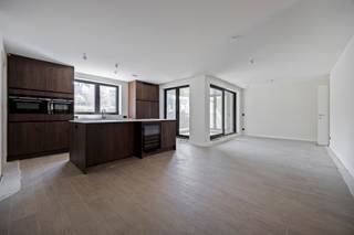 <strong>VERKOOP ONDER REGISTRATIERECHTEN (2% OF 12%) – LAATSTE NIEUWBOUWAPPARTEMENT MET 3 SLAAPKAMERS IN HEVERLEE<br /></strong>(appartement in laatste fase van afwerking)<br /><br />Dit stijlvol nieuwbouwappartement met drie slaapkamers is gelegen op de tweede verdieping van residentie Neroli, een kleinschalig en modern woonproject in de Groenstraat te Heverlee, op slechts 2 km van Leuven.<br /><br />Het appartement beschikt over twee terrassen en een privatieve kelder. Daarnaast is er een ondergrondse autostaanplaats beschikbaar, die kan worden aangekocht aan een prijs van 35.000 EUR.<br /><br />De oplevering is voorzien rond midden april 2026. De verkoop gebeurt onder het stelsel van registratierechten (2% of 12%), wat een financieel interessant alternatief kan zijn ten opzichte van een klassieke nieuwbouwverkoop onder 21% btw.<br /><br />Residentie Neroli combineert hedendaagse architectuur met een duurzame woonkwaliteit. Het appartement wordt verwarmd via vloerverwarming en is uitgerust met 40 individuele zonnepanelen. Dankzij het BEN-label (Bijna-EnergieNeutraal) geniet u van een energiezuinige woning met een hoog wooncomfort en lage energiekosten.<br /><br />Het appartement zal kwalitatief worden opgeleverd met een uitgeruste keuken, een ingerichte badkamer en douchekamer, evenals voldoende stopcontacten. <br /><br />Een ideale combinatie van modern wonen, energie-efficiëntie en een uitstekende ligging nabij het centrum van Leuven.<br /><br />Wenst u meer informatie over dit appartement?<br />Neem gerust contact op via lotte@immogve.be of telefonisch via 0474 38 63 93.