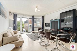 <p>Te koop: gezellig appartement in Koksijde, gelegen aan de Pierre Sorellaan, in een rustige en groene omgeving.</p>
<p> </p>
<p>Dit appartement biedt een ideale combinatie van rust en nabijheid tot voorzieningen. Gelegen in een residentiële buurt met vrij zicht en zonder inkijk, geniet u van privacy en een aangename leefomgeving. De winkelstraat bevindt zich op korte wandelafstand, waardoor u alle dagelijkse benodigdheden binnen handbereik heeft. Dankzij de groene omgeving is dit een perfecte plek voor wie houdt van een rustige woonlocatie.</p>
<p> </p>
<p>Belangrijkste ruimtes:<br />• Living met veel lichtinval en uitzicht op de groene omgeving<br />• Keuken met praktische indeling<br />• Slaapkamer met vrij zicht<br />• Badkamer met douche<br />• Inkomhal met toegang tot alle ruimtes<br />• Apart toilet</p>
<p> </p>
<p>Troeven:<br />• Rustig gelegen in groene omgeving<br />• Nabij de winkelstraat<br />• Geen inkijk</p>
<p> </p>
<p>Neem vandaag nog contact op met uw ERA-makelaar voor een bezoek.<br />058 51 23 23 of op christian@eraservimo.be</p>
<p> </p>
<p>JOUW DROOMAPPARTEMENT. ZO GEVONDEN!</p>