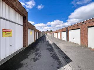 <p><span>Centraal gelegen garage te Roeselare</span></p><p><span>Garagebox met elektrische poort, voorzien van verlichting en elektriciteit.</span></p><p><span>Vanafprijs: 25.000 euro</span></p>
