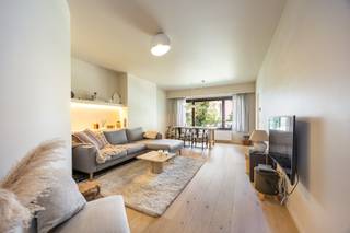 Verrassend ruim, volledig vernieuwd appartement met terras — hartje 's Gravenwezel.<br /><br />Op zoek naar rust én centrumligging? In dit topgerenoveerde appartement vindt u beide. Verscholen aan de achterzijde van een kleinschalig gebouw in het bruisende centrum van 's Gravenwezel — de Parel der Voorkempen — geniet u hier van een verrassend rustige ligging, terwijl alle winkels en voorzieningen op wandelafstand liggen. Vanop het terras kijkt u uit op een weelderig groen zicht, de ideale plek om tot rust te komen na een drukke dag.<br /><br />Het appartement werd recent volledig vernieuwd met oog voor kwaliteit en comfort.<br /><br />Via de inkomhal op travertin vloer betreed je het appartement. De lichtrijke living van +/-25 m² op vol eiken parket vormt het warme hart van de woning, en sluit naadloos aan op de volledig ingerichte keuken met inductiefornuis, dampkap, vaatwasser, frigo en diepvriezer.<br />Met maar liefst drie volwaardige slaapkamers (+/- 14 m² - 8 m² - 7.5 m²) is dit appartement de perfecte keuze voor een gezin, of voor wie graag een extra kamer als bureau of hobbyruimte inricht.<br />De verzorgde badkamer beschikt over een ligbad voorzien van regendouche, dubbele wastafel en handdoekdroger, en is voorzien van aansluitingen voor wasmachine en droogkast.<br />Achteraan het gebouw heeft het appartement de beschikking over een autostaanplaats (eeuwigdurend gebruiksrecht)<br /><br />Een instapklare parel in het centrum van 's Gravenwezel: dit appartement wacht op zijn nieuwe bewoners. Contacteer ons vandaag nog voor een bezichtiging!