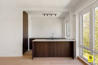 <p><span>Exclusief wonen op de bovenste verdieping: Prachtig gerenoveerd dakappartement met zuidgericht terras</span></p><p><span>Bent u op zoek naar de ultieme combinatie van licht, luxe en een centrale locatie? Dit onlangs totaal gerenoveerde dakappartement (2026) biedt u een unieke woonbeleving op een absolute toplocatie in Wilrijk, nabij de gegeerde Pulhofwijk. Met een royale oppervlakte van ca. 111 m², een hoogwaardige afwerking op parket en een uitstekende Mobiscore van 9/10, geniet u hier van alle comfort van een nieuwbouw in een residentiële omgeving.</span></p><p><span> </span></p><p><span>Stijlvolle inkom &amp; praktische berging</span></p><p><span>U komt het appartement binnen via een verzorgde inkomhal met een apart gastentoilet. Direct aansluitend vindt u een uiterst praktische berging, voorzien van een ruime ingemaakte kast en de nodige aansluitingen voor uw wasmachine en droogkast. Zo blijft uw woonruimte altijd strak en opgeruimd.</span></p><p><span> </span></p><p><span>Lichtrijke leefruimte &amp; designkeuken</span></p><p><span>Het hart van dit dakappartement is zonder twijfel de riante leefruimte met open keuken van ca. 40m². De prachtige parketvloer en de grote raampartijen zorgen voor een warme, uitnodigende sfeer met een overvloed aan natuurlijk licht. De open keuken is een droom voor elke kookliefhebber: voorzien van een stijlvol kookeiland met ontbijthoek en uitgerust met kwalitatieve toestellen, waaronder een inductiekookplaat met ingebouwde afzuiging en een ruime oven. Een perfecte plek om gasten te ontvangen of in alle rust te genieten.</span></p><p><span> </span></p><p><span>Slaapkamers, bureel &amp; badkamer</span></p><p><span>De nachthal, eveneens voorzien van een handige ingemaakte kast, leidt naar de verschillende kamers. De masterbedroom van ca. 18 m² en de tweede slaapkamer van ca. 10 m² zijn beide smaakvol afgewerkt op parket en bieden direct toegang tot het zonnige terras. Een bijzondere troef is de derde polyvalente ruimte van ca. 12 m². Dankzij de natuurlijke lichtinval via de lichtkoepel is dit de ideale plek voor een riante dressing of een rustig thuiskantoor. De moderne badkamer sluit hier naadloos op aan met een ruime inloop-regendouche en een elegant wastafelmeubel.</span></p><p><span> </span></p><p><span>Zonnig terras &amp; parkeren</span></p><p><span>Heerlijk ontspannen kan op het zuidgerichte terras, waar u de hele dag van de zon geniet. Het terras beschikt bovendien over een handige extra opbergkast. Bij het appartement is een private kelderberging inbegrepen. Voor optimaal comfort heeft u bovendien de mogelijkheid om een ondergrondse autostaanplaats aan te kopen voor 20.000 euro, waardoor parkeerstress definitief tot het verleden behoort.</span></p><p><span> </span></p><p><span>Troeven:</span></p><p><span>- Totaalrenovatie (2026): Kwalitatieve afwerking en modern comfort.</span></p><p><span>- Toplocatie: Gelegen nabij de Pulhofwijk met een Mobiscore van 9,0.</span></p><p><span>- Licht &amp; Ruimte: Royale kamers en een prachtige lichtinval doorheen het hele pand.</span></p><p><span>- Extra troef: Polyvalente derde kamer (dressing of bureel) met lichtkoepel.</span></p><p><span>- Zuidgericht terras: Optimaal genieten van de zon aan de rustige achterzijde.</span></p><p><span> </span></p><p><span>Kortom: een instapklaar en luxueus dakappartement dat ruimte en rust combineert met een centrale ligging. Maak vandaag nog een afspraak voor een bezoek en laat u verrassen!</span></p>