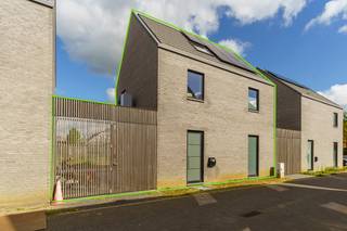 Beschrijving:Deze recente, volledig afgewerkte en instapklare woning is rustig gelegen in Vremde en biedt alle comfort voor hedendaags wonen. Dankzij...