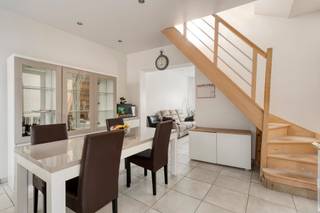 Maak uw afspraak voor één van de bezoekmomenten en contacteer Karin: 0468/12 68 62 - karin@albert.immoDeze vernieuwde stadswoning combineert modern...