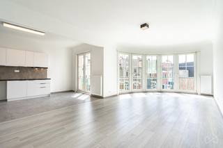 Dit appartement is gelegen op de 3de verdieping van een klein gebouw. Het appartement werd volledig gerenoveerd in 2023.Het appartement bestaat uit...