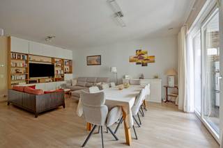 Immo Pické biedt u dit uiterst gunstig gelegen appartement aan in Anderlecht, gelegen in de nabijheid van scholen, winkels, openbaar vervoer, invalswegen en alle voorzieningen. Dit recent appartement (2012) bestaat uit een inkomhal, een ruime woonkamer met open keuken (volledig geïnstalleerd), een wasplaats/berging, een nachthal, een WC, 3 ruime slaapkamers (16 m², 12 m², 9,50 m²), een badkamer (bad, dubbele lavabo en WC) en een tweede badkamer (douche en lavabo). Dit appartement beschikt bovendien over een inbouwkasten in alle slaapkamers, in de inkomhal en in de leefruimte (bibliotheek). Ook heeft dit appartement een groot terras van 10 m², dat uitgeeft op de gemeenschappelijke tuin en speeltuin van het appartementscomplex. Daarnaast beschikt dit appartement nog over een privatieve ondergrondse autostaanplaats. Extra informatie: zeer gunstige EPC (B+), ventilatiesysteem, videofoon, cogeneratiesysteem voor de verwarming, driedubbele beglazing, elektriciteit conform tot 2037, volledig geïsoleerd, ...