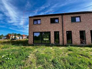 <p><span>Energiezuinige nieuwbouwwoning te Hamme</span></p><p><span> </span></p><p><span>Deze woning werd gebouwd door Qubo. Er werd, zoals steeds, gewerkt met solide en duurzame materialen van hoge kwaliteit om te voldoen aan de nieuwe energieregelgeving.</span></p><p><span>Zo is er een lucht-water warmtepomp aanwezig, alsook vloerverwarming op het gelijkvloers én verdieping.</span></p><p><span> </span></p><p><span>We vinden een inkomhal, gastentoilet, open leefruimte met eet- en zithoek, keuken en berging op het gelijkvloers.</span></p><p><span>Op de 1ste verdiepingen zijn er 3 slaapkamers, een badkamer met douche &amp; een apart toilet. De ruime zolder biedt bijkomende mogelijkheden.</span></p><p><span> </span></p><p><span>Momenteel moet de badkamer nog geplaatst worden &amp; de vloeren (uitgezonderd slaapkamers/toilet/nachthal 1ste v). </span></p><p><span>Keuken + tuin- en fietsenberging met carport zijn nog te plaatsen door de nieuwe eigenaar(s).</span></p><p><span>Prijs exclusief 21% BTW.</span></p><p><span> </span></p><p><span>Plannen ter inzage op kantoor! </span></p><p><span> </span></p><p><span>Wens je graag meer info of een afspraak?<br />Bel dan naar 052/50 50 00</span></p>