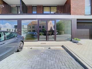 <p>Deze casco commerciële ruimte van 98,6m² in Herent is een interessante opportuniteit voor wie een handelsruimte volledig volgens het eigen concept wil vormgeven. Dankzij de casco oplevering bepaal je zelf de indeling, materialen en afwerking, waardoor het pand geschikt kan worden gemaakt voor uiteenlopende commerciële activiteiten, vrije beroepen of dienstverlenende ondernemingen.</p><p>De handelsruimte vormt vandaag een open basis die nog volledig naar eigen wens kan worden ingericht. Zo kan je de beschikbare oppervlakte optimaal afstemmen op de werking, uitstraling en specifieke behoeften van je onderneming. Van een functionele kantooromgeving tot een commerciële zaak of praktijkruimte: de casco staat biedt alle vrijheid om jouw eigen concept te realiseren.</p><p>Wie liever niet zelf instaat voor de volledige afwerking, kan in overleg met de huidige eigenaar bekijken welke verdere afwerking mogelijk is.</p><p>Ook op het vlak van parkeren is er een interessante mogelijkheid. In het gebouw kan één ondergrondse parkeerplaats worden aangekocht. Dit biedt extra comfort voor jezelf, medewerkers of klanten en vormt een praktische aanvulling op de commerciële ruimte.</p><p>De ligging in Herent combineert een goede bereikbaarheid met een flexibele invulling. Hierdoor krijg je de kans om een commerciële ruimte te creëren die volledig aansluit bij jouw professionele plannen. Neem gerust contact op om de mogelijkheden ter plaatse te ontdekken.</p>