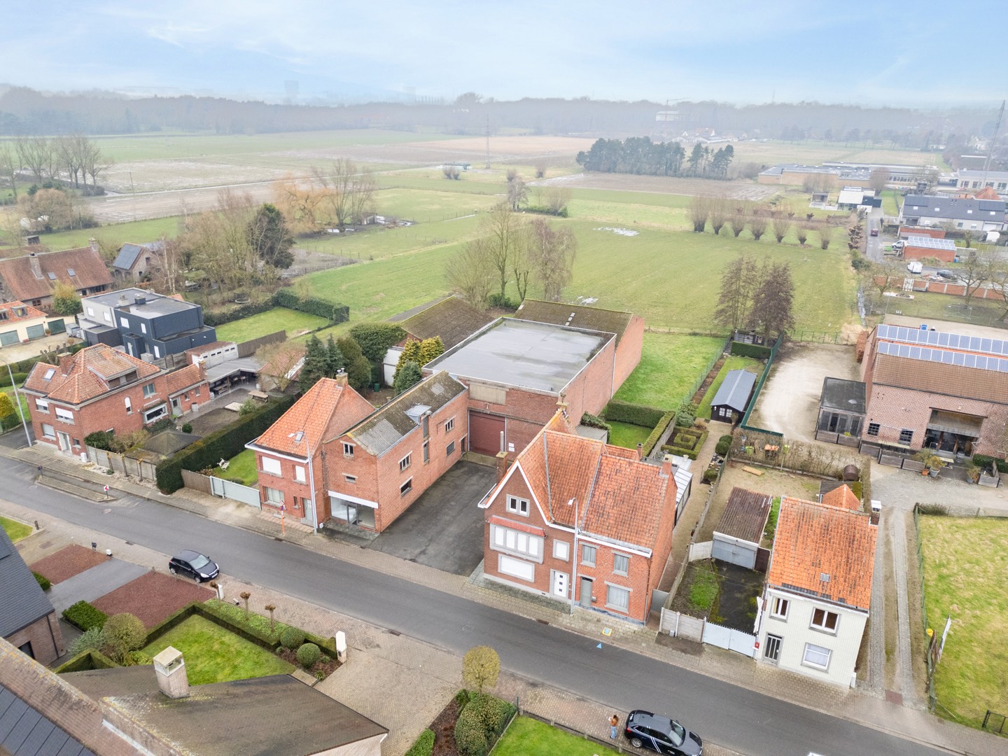 Ruime opslagplaats met voorliggende parkeerplaats te Izegem, Bosmolens - foto 1