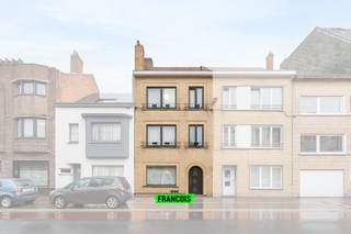 Op een rustige, centrale locatie vind je dit charmante woongebouw dat bestaat uit drie ruime en lichtvolle appartementen. Het is de...