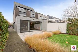 <p>Te koop: ruim halfopen huis in Asse, op een centrale ligging nabij openbaar vervoer en invalswegen.</p>
<p>Deze woning uit 2008 biedt een comfortabele woonervaring met een praktische indeling en een energiezuinig EPC-label B. Dankzij de ligging in een rustige straat en toch dicht bij belangrijke verbindingswegen, geniet u van zowel bereikbaarheid als wooncomfort. De ruime leefruimte, vier slaapkamers en een aangename tuin maken dit huis ideaal voor gezinnen die op zoek zijn naar ruimte en functionaliteit.</p>
<p> </p>
<p><u><strong>Belangrijkste ruimtes:</strong></u><br />• Ruime living (38 m²) met veel lichtinval<br />• Keuken (17 m²) met plaats voor een eethoek<br />• Vier slaapkamers, waarvan één 17 m²<br />• Badkamer met ligbad en douche<br />• Berging voor extra opslag<br />• Tuin met plaats voor ontspanning</p>
<p> </p>
<p><u><strong>Troeven:</strong></u><br />• Centrale ligging nabij openbaar vervoer en invalswegen<br />• Energiezuinig EPC-label B<br />• Vier volwaardige slaapkamers</p>
<p> </p>
<p>Neem vandaag nog contact op voor een bezoek.</p>
<p>De gegeven informatie en opgegeven oppervlaktes zijn louter indicatief en houden geen enkele juridische verbintenis in.<br />Voor meer info : https://www.era.be/visie</p>
<p>JOUW DROOMHUIS. ZO GEVONDEN!</p>