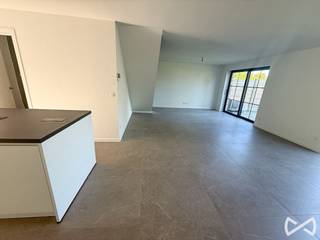 Deze instapklare woning verwelkomt u via een ruime inkomhal met gastentoilet. De lichtrijke leefruimte sluit naadloos aan op de open, volledig ingerichte keuken met praktische aansluitende berging. Vanuit de leefruimte geniet u van toegang tot het aangename terras en de fraai aangelegde, volledig afgesloten tuin. Via de achterzijde bereikt u bovendien eenvoudig de inbegrepen garagebox.<br /><br />Op de verdieping bevinden zich drie ruime slaapkamers, waarvan één met een praktische dressingruimte. Verder vindt u er een apart toilet en een stijlvolle, ingerichte badkamer voorzien van een inloopdouche, ligbad en lavabomeubel.<br /><br />Ook op vlak van energie en comfort scoort deze woning uitstekend dankzij regenwaterrecuperatie, een warmtepomp met vloerverwarming en zonnepanelen. Bovendien is de woning volledig geschilderd en afgewerkt met moderne lichtarmaturen én een maairobot.<br /><br />Een absolute topper voor wie zorgeloos en energiezuinig wil wonen!<br /><br />Voor meer informatie of een bezoek ter plaatse bel Stefanie op het nummer 055/59 50 10 of email stefanie.browaeys@weinvest.be.