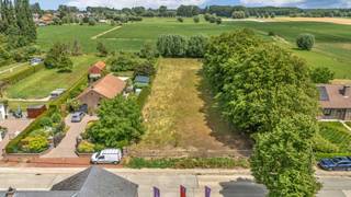 <p>Deze bouwgrond voor halfopen bebouwing biedt een uitstekende kans voor wie op zoek is naar ruimte en flexibiliteit. Met een perceeloppervlakte van maar liefst <strong>1.068 m²</strong> geniet u hier van een aangename combinatie van wonen en buitenruimte.</p><p>De bouwvoorschriften laten een gevelbreedte toe van 8,78 meter, met een bouwdiepte van 15 meter op het gelijkvloers en 12 meter op de eerste verdieping. Dit komt neer op een maximale bebouwbare oppervlakte van ca. 131,7 m² op het gelijkvloers, wat tal van mogelijkheden biedt om een ruime en functionele gezinswoning te realiseren, volledig naar eigen smaak en noden.</p><p>Daarnaast dient er rekening gehouden te worden met <strong>een voortuin en oprit van ongeveer 16 meter</strong>, wat zorgt voor een mooie afstand tot de straat en extra parkeermogelijkheden op eigen terrein.</p><p>Dankzij de halfopen bebouwing geniet u bovendien van extra lichtinval en een open gevoel, terwijl u toch optimaal gebruik kan maken van de perceelbreedte en tuinzone. Achterliggend geniet je van<strong> mooi zicht met uitgestrekte velden</strong>.</p><p>Een ideale opportuniteit voor wie wil bouwen op een ruim perceel met mooie bouwmogelijkheden! Stedenbouw, maatregelenregister en verkaveling in aanvraag. </p>