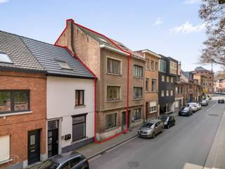 In de Burchtstraat 20 in Leuven, vlak bij de bruisende Vaartkom en op wandelafstand van het groene park van de Abdij van Keizersberg, stellen wij u graag deze karaktervolle woning voor met een uitstekende ligging en tal van mogelijkheden. De woning bevindt zich in een levendige en gegeerde buurt met een vlotte bereikbaarheid en alle stedelijke voorzieningen binnen handbereik. Momenteel is het pand ingericht in vier afzonderlijke wooneenheden, elk voorzien van een eigen keuken en badkamer. Het geheel wordt reeds 10 jaar verhuurd aan een vzw, die beschikt over een tijdelijke vergunning voor het gebruik van deze indeling binnen hun werking. Deze verhuring kan indien gewenst verdergezet worden, met een huidige jaarlijkse huuropbrengst van 18.276 euro, wat leidt tot een rendement van 4%. Hoewel er geen stedenbouwkundige vergunning is voor een definitieve opsplitsing in vier entiteiten, biedt dit pand net daardoor andere interessante perspectieven. Zo kan u de woning opnieuw omvormen tot een ruime en charmante ééngezinswoning, volledig naar eigen smaak en wensen. Met een opfrissing en beperkte renovatie kan u hier een hedendaagse en comfortabele thuis creëren op een toplocatie in Leuven. Achteraan geniet u bovendien van een gezellig stadstuintje, een waardevolle buitenruimte om tot rust te komen in het hart van de stad. Interesse? Contacteer ons via info@homies.be of 016 22 82 22. HOMIÉS, an Eye for Immo!