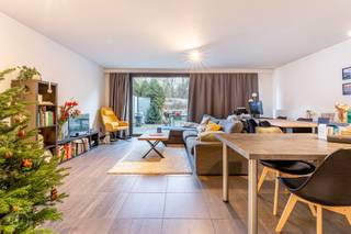 Ruim appartement met ondergrondse autostaanplaats te huur op een uitstekende ligging, in een recente en kleinschalige residentie in een aangename wijk en op een zucht van het centrum van Leuven, Imec, Gasthuisberg en alle belangrijke invalswegen. Het gelijkvloers appartement werd zeer kwalitatief afgewerkt en voorzien van al het nodige comfort.<br />In dit appartement vindt u terug: een ruime woon-en eetkamer, een volledig geïnstalleerde, open leefkeuken met alle moderne toestellen, twee slaapkamers en een badkamer met ligbad en dubbele wastafel. Verder is er nog een berging en een apart toilet aanwezig. Bijkomende troef is het privatief terras dat u kan betreden via een schuifraam in de leefruimte. Tevens is er een ondergrondse staanplaats en kelderberging voorzien. De maandelijkse huurprijs bedraagt 1450 euro met een maandelijkse kost van 100 euro voor de gemeenschappelijke lasten. Beschikbaar vanaf 1 januari 2027.<br />Rekeninghoudend met de kwalitatieve afwerking en de ideale locatie, is dit appartement zeker uw bezoek waard. Een echte aanrader! Wenst u graag een bezoek of extra informatie? Aarzel dan zeker niet contact op te nemen. Wenst u uw vastgoed te verkopen of te verhuren? Heeft u vragen over de vastgoedmarkt? Twijfel niet ons te contacteren, wij schatten uw pand geheel kosteloos en vrijblijvend en geven u daarbij oprecht advies op maat! we kunnen het vast goed met elkaar vinden. 016 22 82 22 II info@homies.be <br />